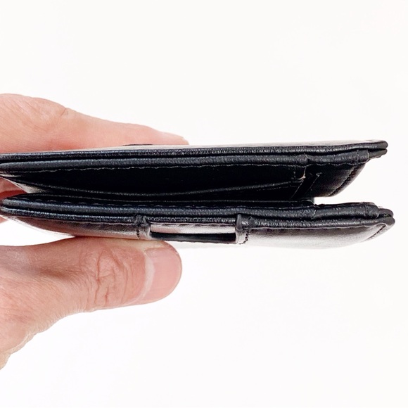 mobi.D (mobile digital) Smart AirTag Classic Leather Wallet - Picture 12 of 12